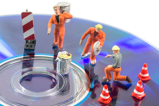 This shows three figurines dressed as builders on top of a disc.