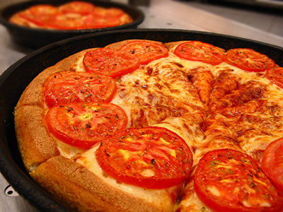 pizza with tomatoes image