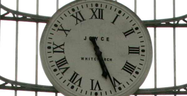 Lime Street Station clock [Image:77krc under CC-BY-NC-ND licence] 