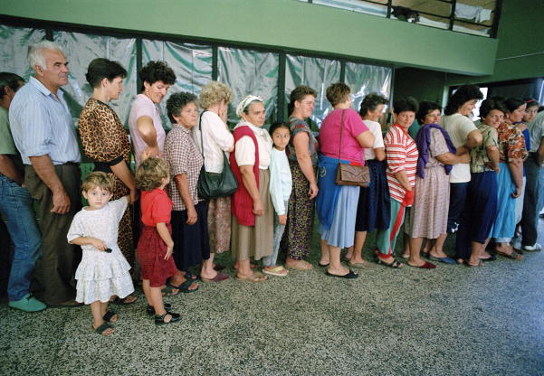 Refugees, mostly Muslims, waiting on line to receive food rations at a temporary housing facility in Karlovac, Croatia.
26/08/1992