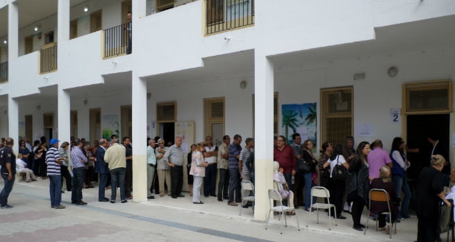 Tunisian electors waiting to vote in Menzah 5 school, Ariana