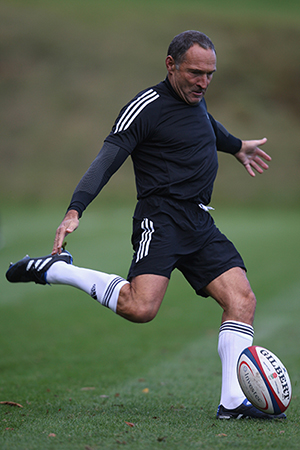 David Alred kicking a rugby ball