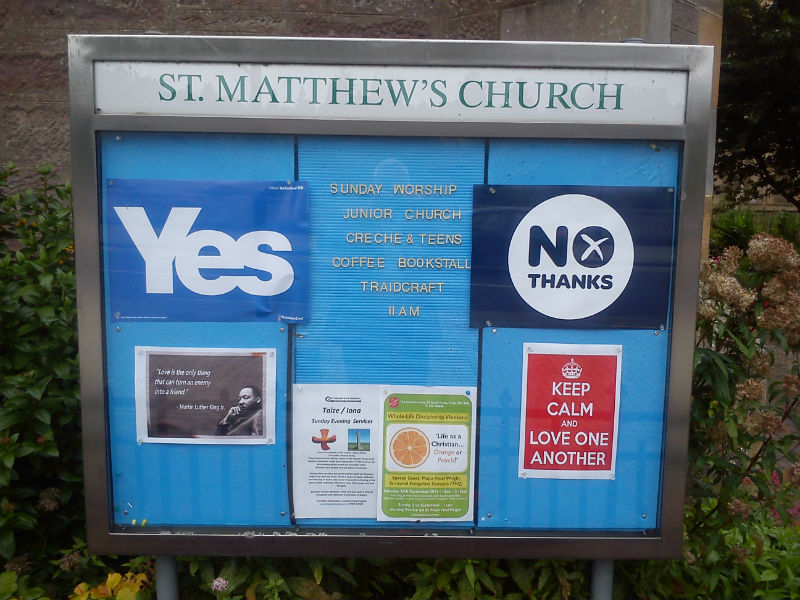 Scottish 2014 Referendum Yes and No signs on a Perth church noticeboard