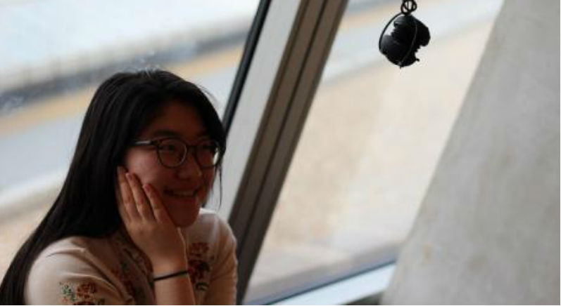 Participants listening to sound installation: Photo Credits: Giota Alevizou. All rights reserved.
