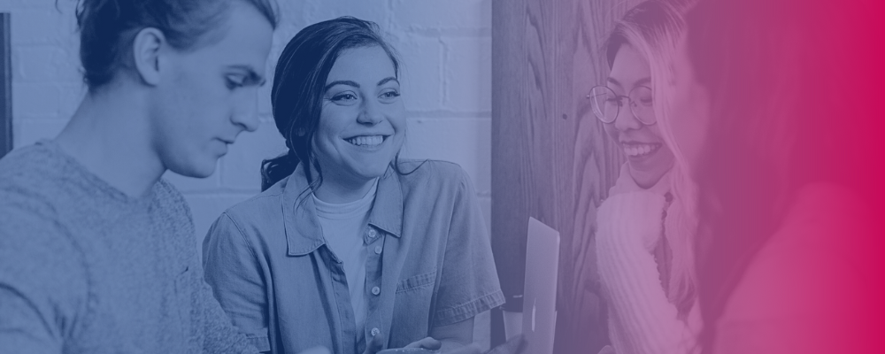 Pedwar myfyriwr yn siarad