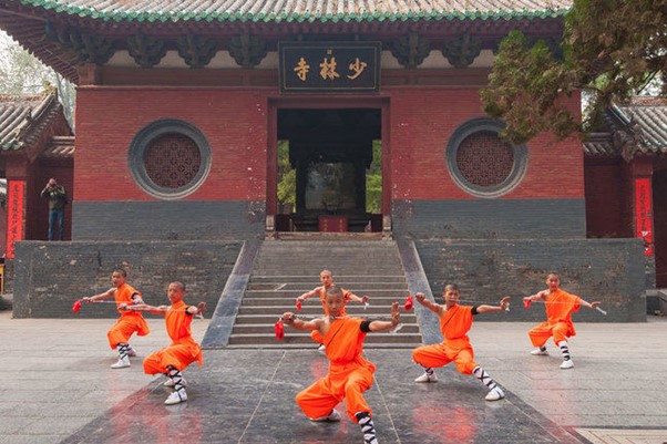 Świątynia Shaolin w Chinach należy do tradycji buddyjskiej Chan [Zen] i była silnie związana ze sztukami walki.