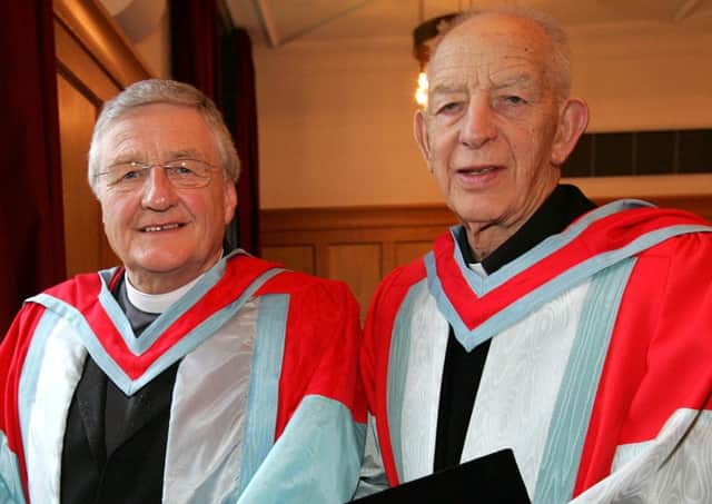 Wielebny Harold Good (po lewej) i ksiądz Alec Reid byli świadkami likwidacji broni IRA.