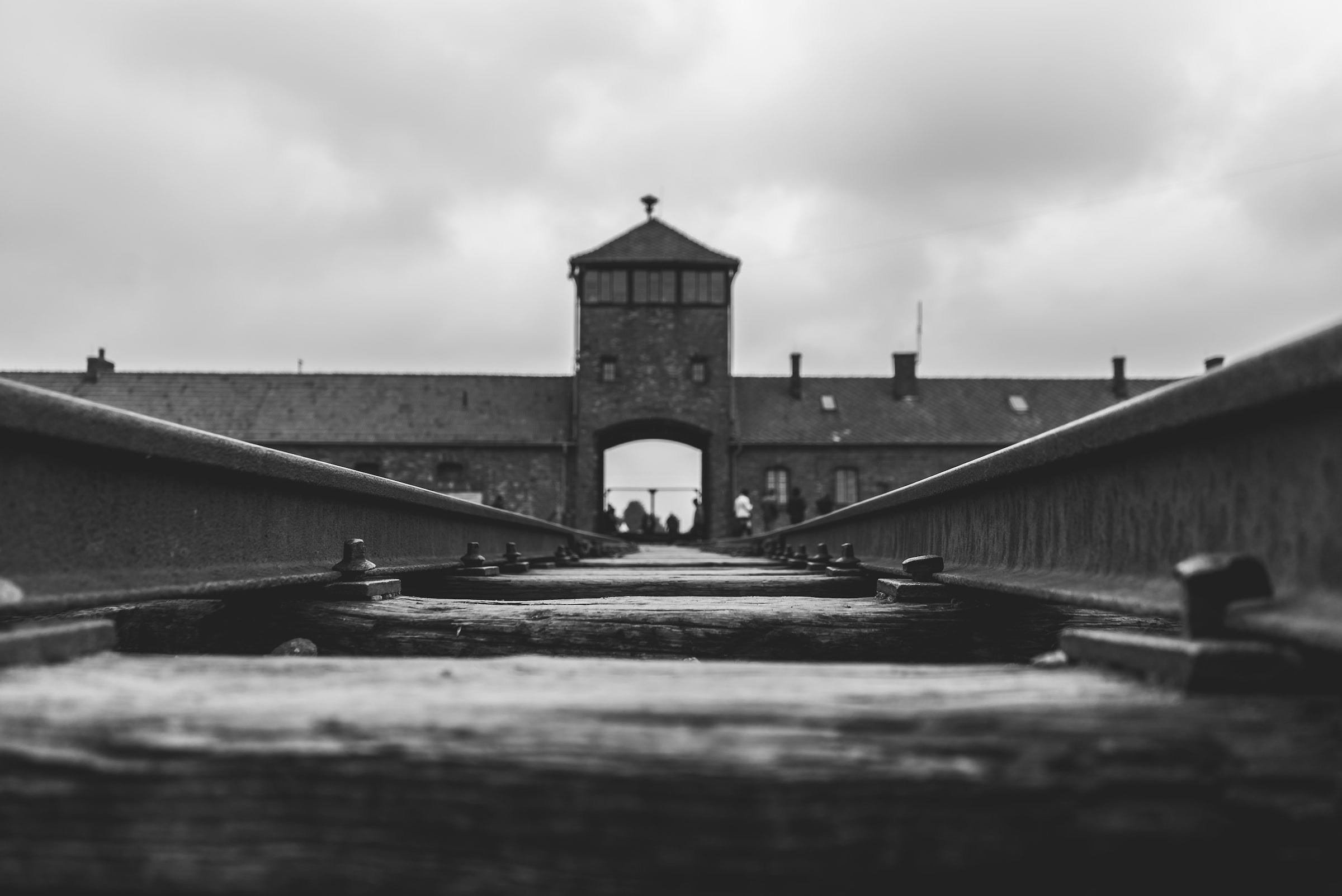 Brama wjazdowa i tory kolejowe prowadzące do obozu koncentracyjnego Auschwitz.