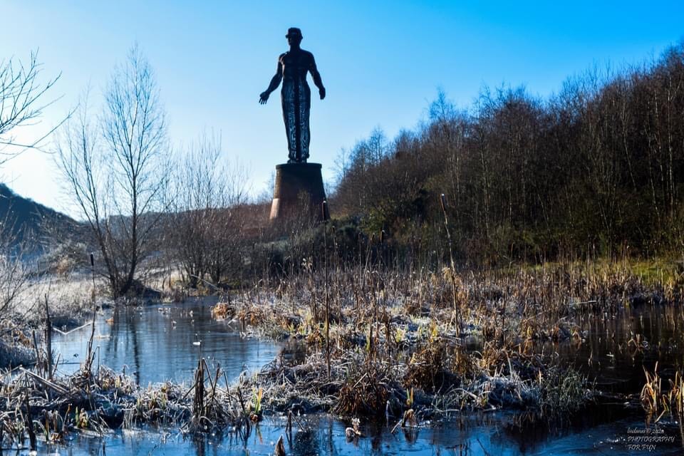 Ffotograff o gerflun y Gwarcheidwad