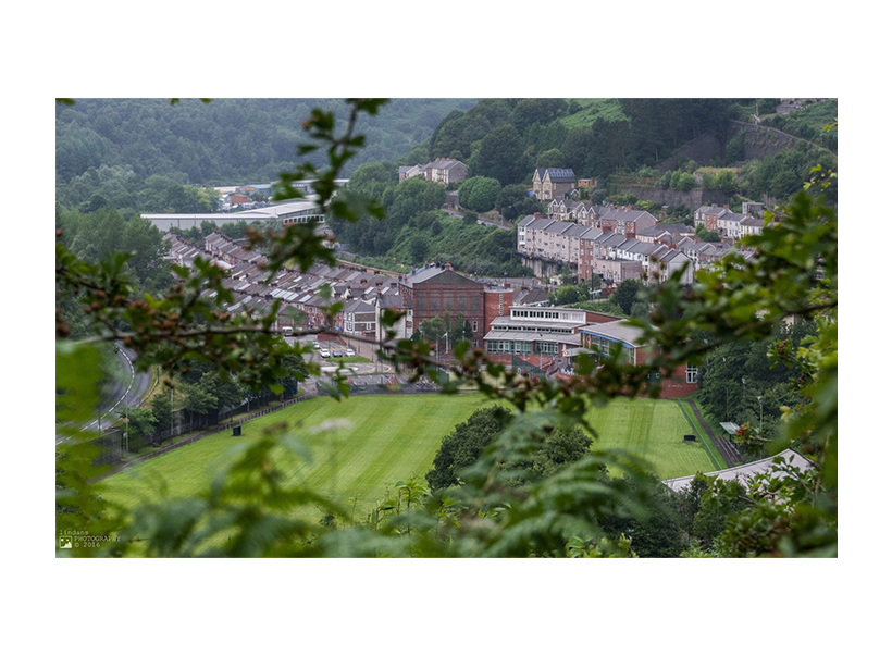 Llun yn dangos golygfa sy'n cynnwys Sefydliad Glöwyr Llanhiledd. 