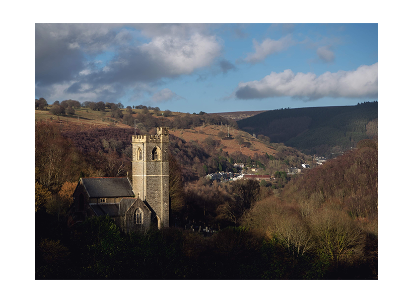 Llun yn dangos hen adeiladau fferm sy'n dadfeilio ar gyrion Llanhiledd.