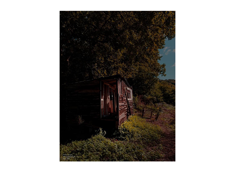 Llun yn dangos hen sied, adeilad fferm yn ôl pob tebyg, ar gyrion Llanhiledd. 