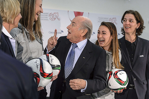 A photograph of Sepp Blatter with Martina Voss-Tecklenburg, Antonia Albisser, Nicole Remund and Tatjana Haenni.