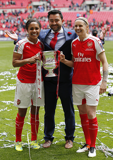 A photograph of Alex Scott and Kelly Smith with Pedro Martinez Losa.