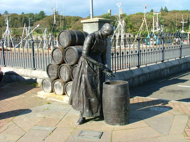 A statue tribute in Stornaway to the women who worked in the herring industry.