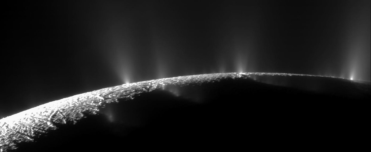 A photograph showing plumes of water ice and water vapour rising from the south polar region of Enceladus.