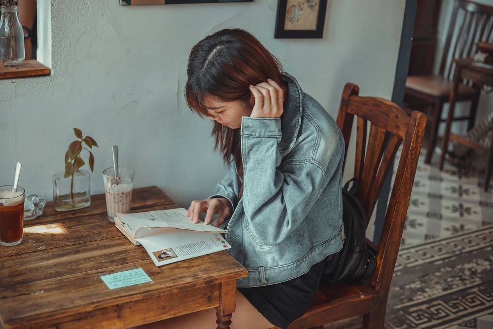 Woman reading in a cafe