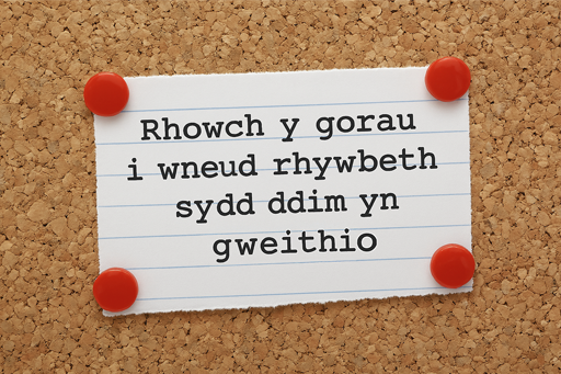 Arwydd yn dweud 'rhowch y gorau i wneud rhywbeth sydd ddim yn gweithio'