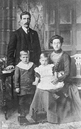 A photograph of Hiram and Lily Broadhurst with their sons, George and Arthur