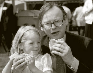 Figure 2 The government's handling of the BSE crisis led to widespread distrust of ‘the establishment’ over other safety issues. Here the minister of agriculture of the time eats a hamburger with his daughter to demonstrate that beef was ‘perfectly safe’