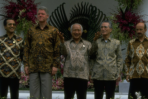 Bill Clinton wearing a batik shirt, standing in line with three other batik-shirted heads of state.