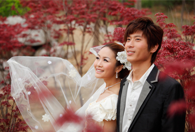A Chinese man and woman in wedding outfits