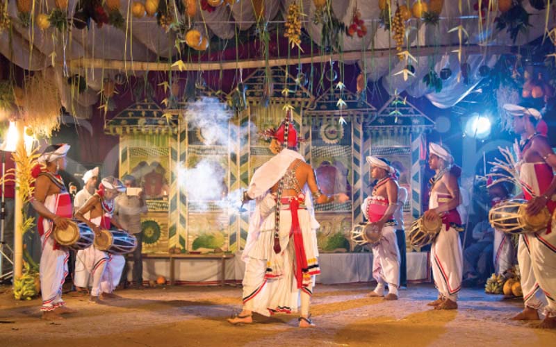 Performance of Kohomba Kankariya in front of the Kankariya Maduwa