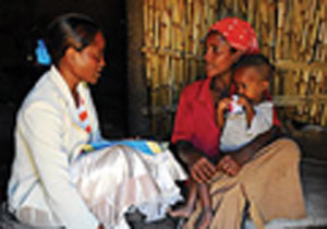 Health Extension Practitioner counselling a mother on feeding