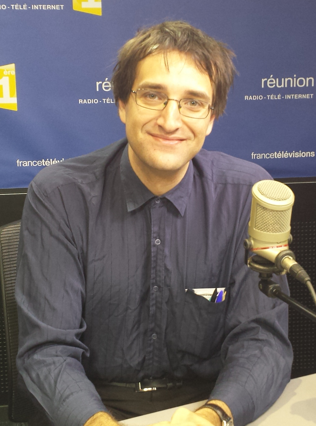Photo de Josef Schovanec, dans le studio radio de Réunion 1ère, dont il était l'invité de La Matinale, le 6 avril 2016.