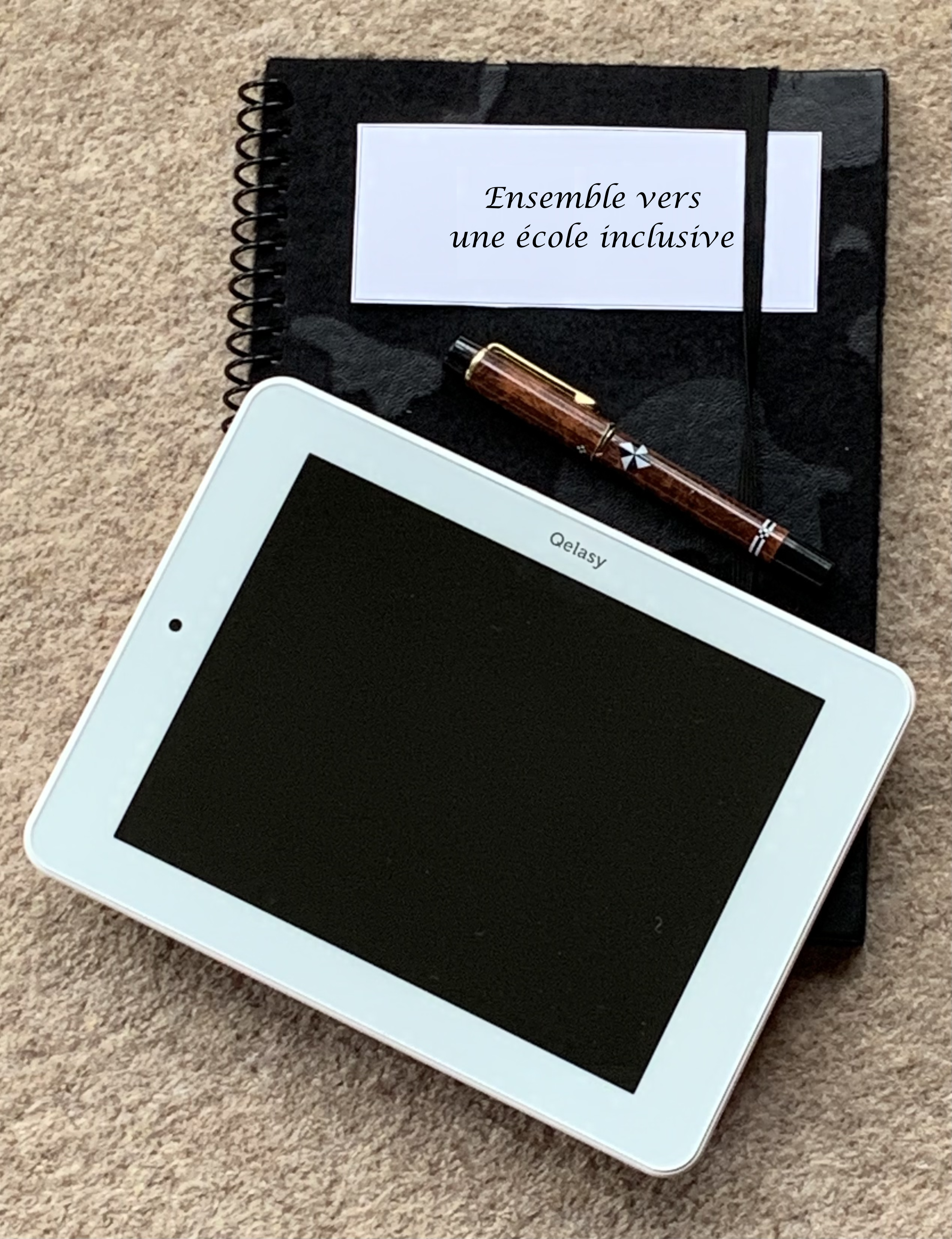 Photo de différents moyens de tenir un carnet de bord: un cahier et un stylo, et une tablette électronique 