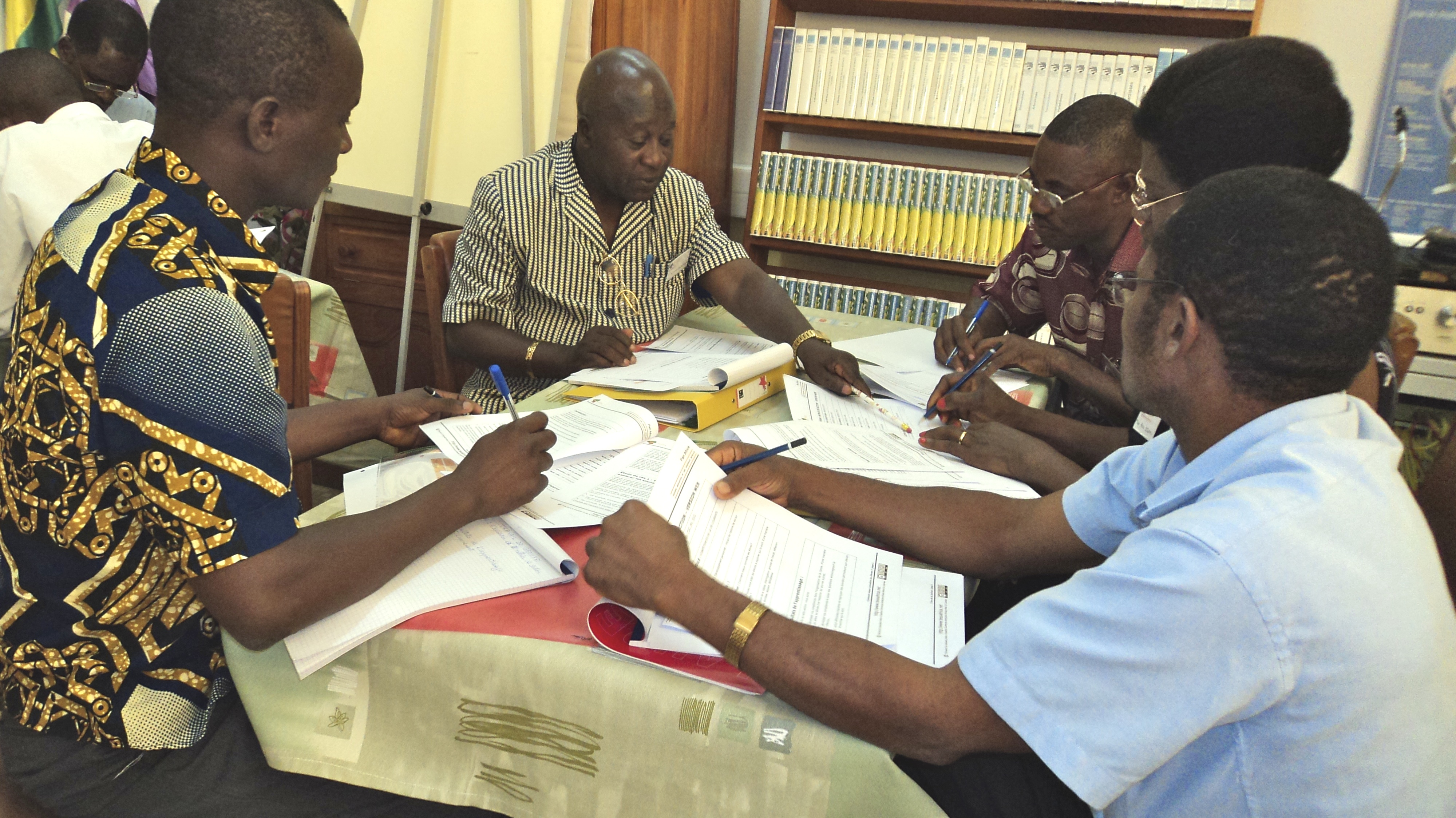 Photo d'un groupe d'enseignants planifiant ensemble autour des ressources TESSA