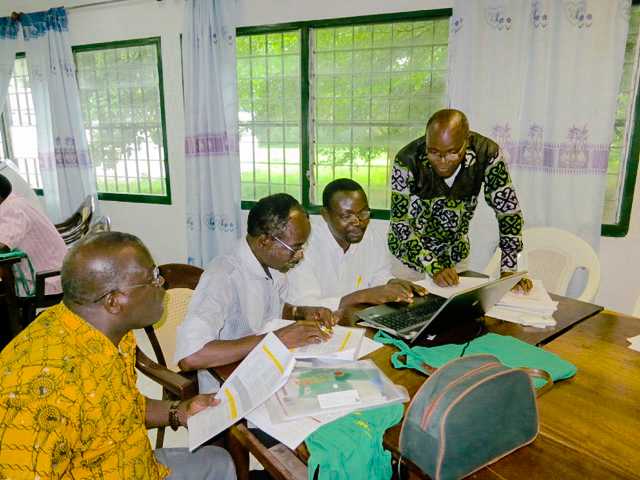 Groupe d'enseignants du Togo travaillant ensemble à l'exploration de ressources pour les aider à préparer leurs cours