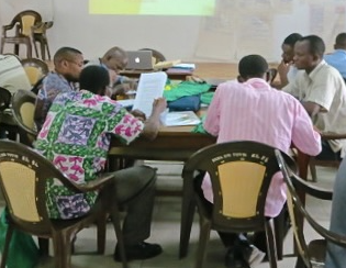 Groupe de six enseignants apprenant ensemble