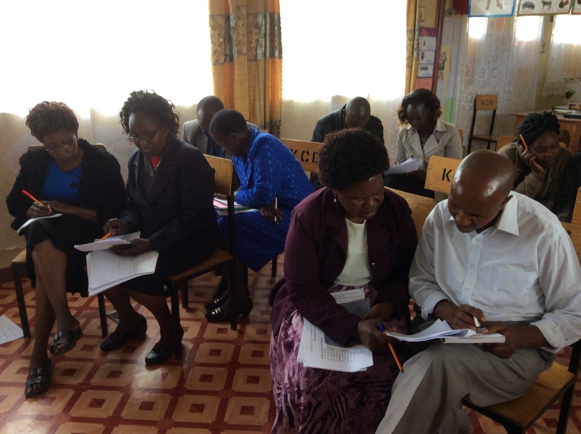Photo d'enseignants travaillant en binômes pendant une session de développement professionnel au sein de leur établissement
