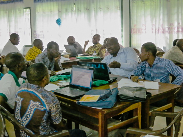 Photo d'une session d'ADPC au sein d'un établissement. Les enseignants travaillent en groupe autour d'ordinateurs portables.