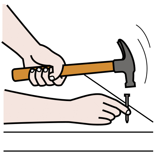 Une personne plante un clou avec un marteau