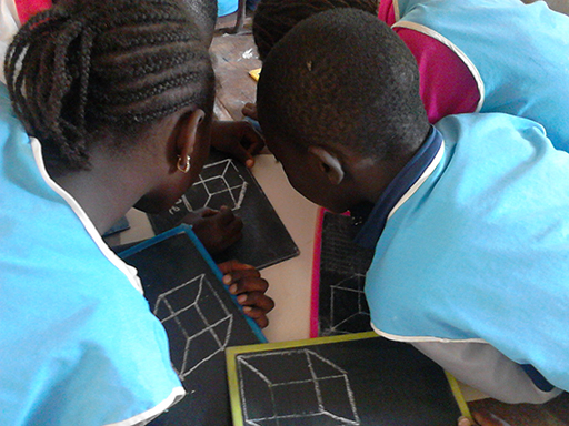 Les enfants en travail de groupe.