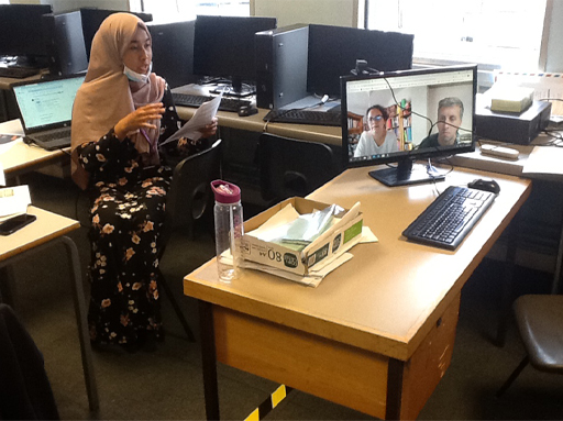 Eine junge Person, die vor einem Schreibtisch mit einer Kamera sitzt und dem RETOPEA-Team seine Idee präsentiert.