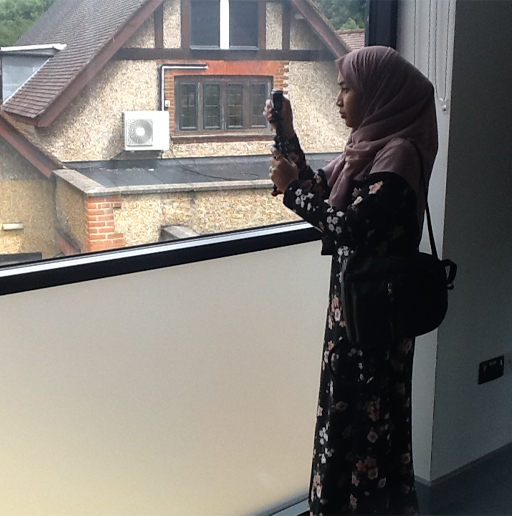 Een leerling die een foto/video maakt vanuit een raam