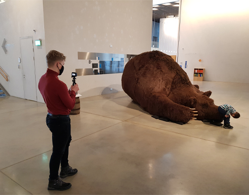Een student filmt een tentoonstelling in het Ests Nationaal Museum