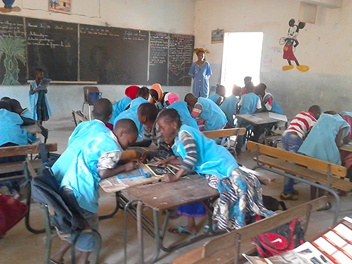 Image d'une classe montrant un apprentissage centré sur les apprenants.  