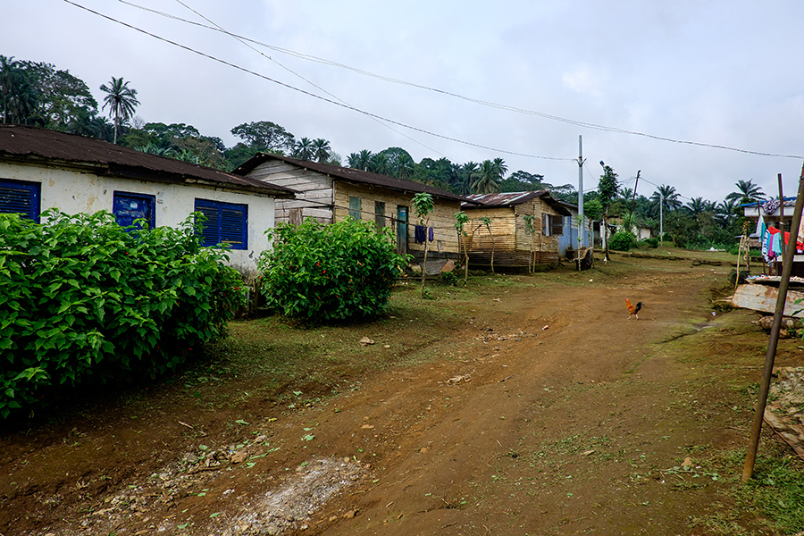 Uma cena de rua de aldeia em um típico ambiente rural pobre.
