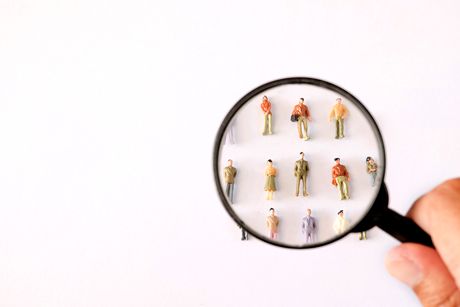 Un grupo de personas bajo una lupa.