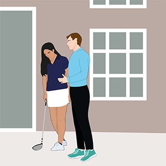 Un golfeur professionnel se penche sur l’espace personnel d’une jeune golfeuse.