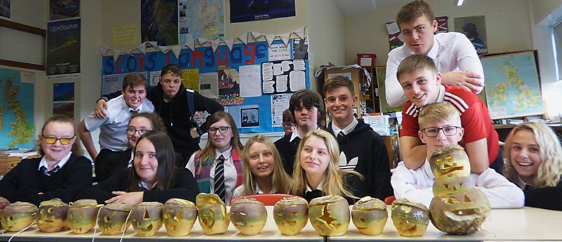 Class photo with turnip laterns