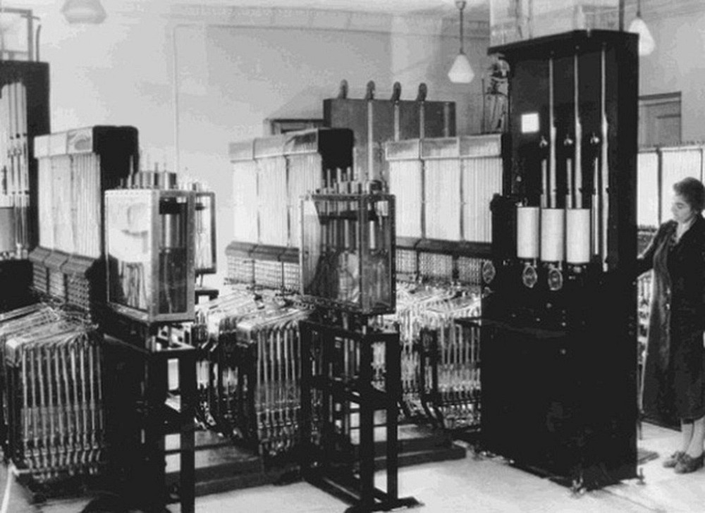 A black and white photograph of the three-dimensional water integrator machine.