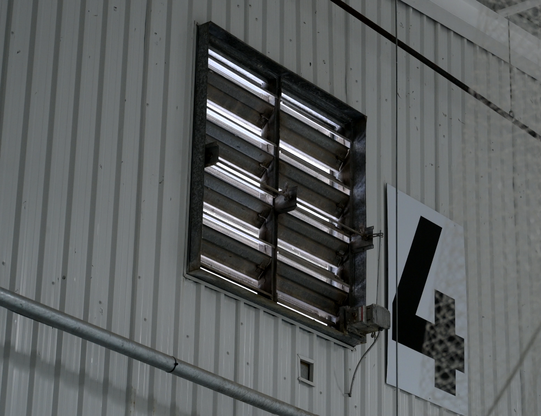 Make-up louvre in ice arena