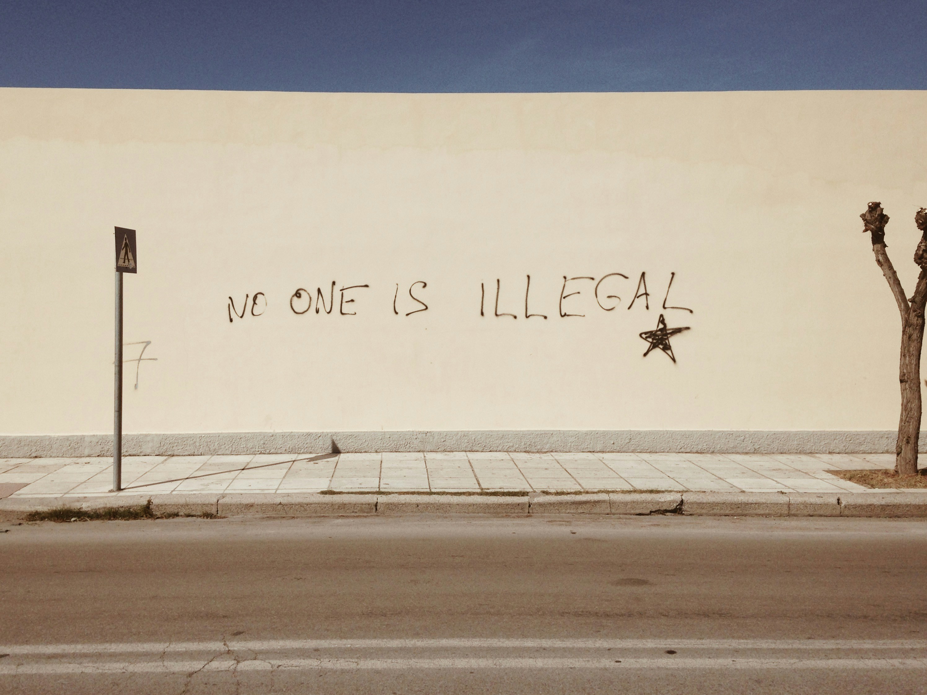 Wall graffiti in Greece that says No one is illegal